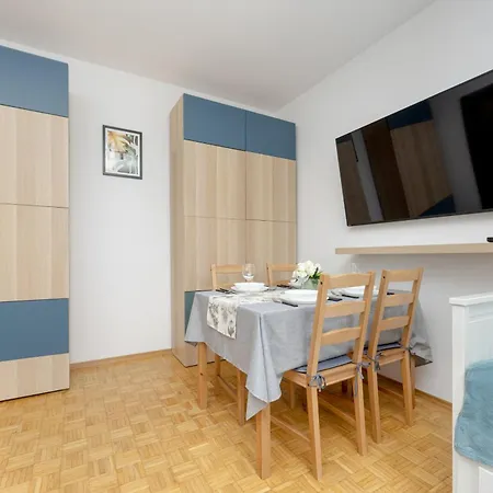 Spacious With Three Bedrooms In By Renters Апартаменты *