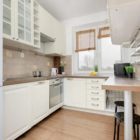 Spacious With Three Bedrooms In By Renters *