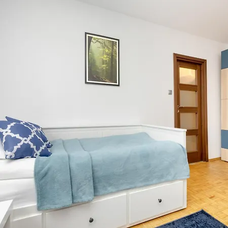 Spacious With Three Bedrooms In By Renters