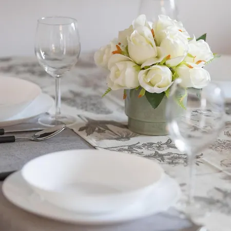 Διαμέρισμα Spacious With Three Bedrooms In By Renters