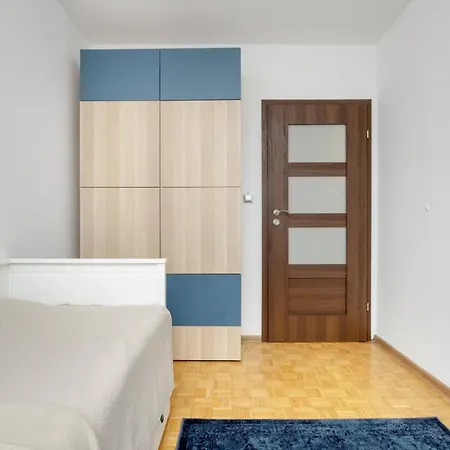 Spacious With Three Bedrooms In By Renters