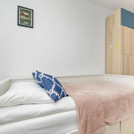 Spacious With Three Bedrooms In By Renters Apartament *