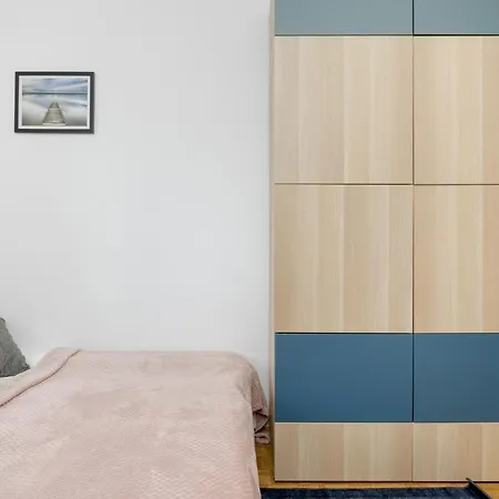 Spacious With Three Bedrooms In By Renters *