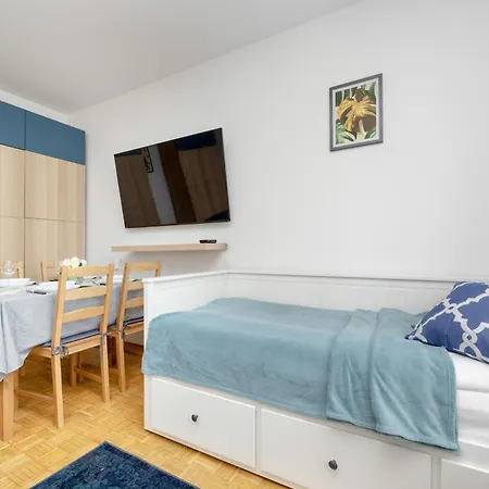 Spacious With Three Bedrooms In By Renters Warsaw