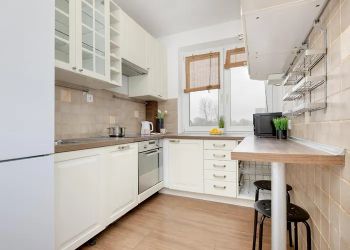 Spacious With Three Bedrooms In By Renters *