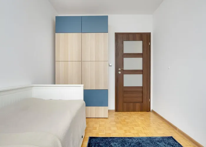 Spacious With Three Bedrooms In By Renters