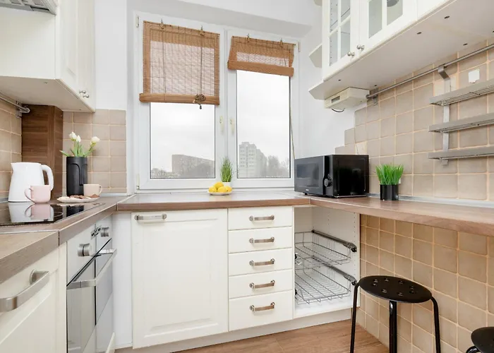 Spacious With Three Bedrooms In By Renters ורשה