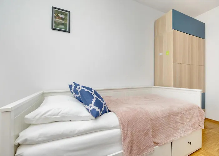 Spacious With Three Bedrooms In By Renters דירה *