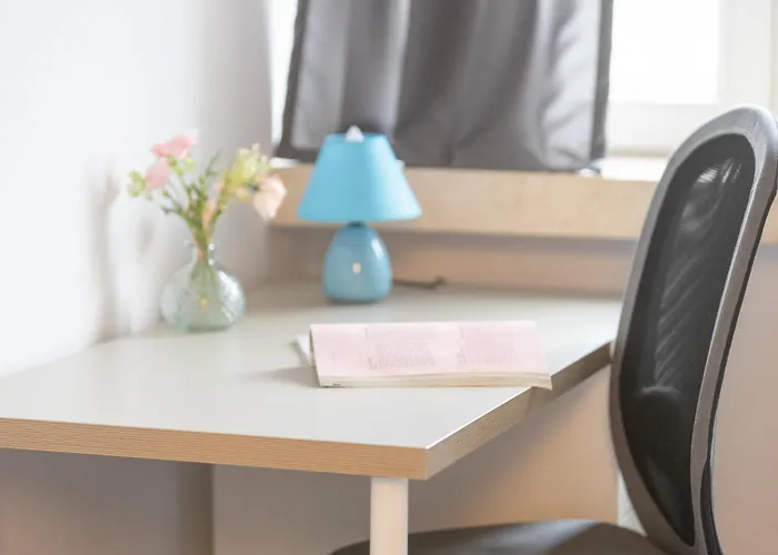 Spacious With Three Bedrooms In By Renters דירה