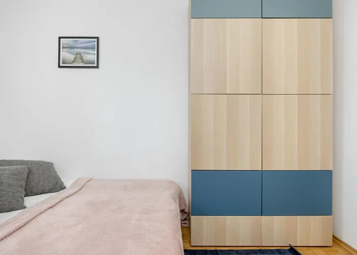 Spacious With Three Bedrooms In By Renters *