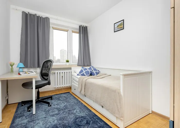 Spacious With Three Bedrooms In By Renters דירה ורשה