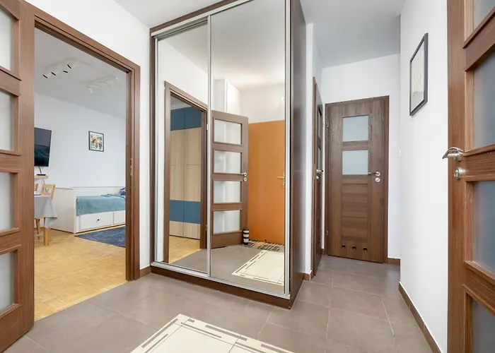 דירה Spacious With Three Bedrooms In By Renters ורשה