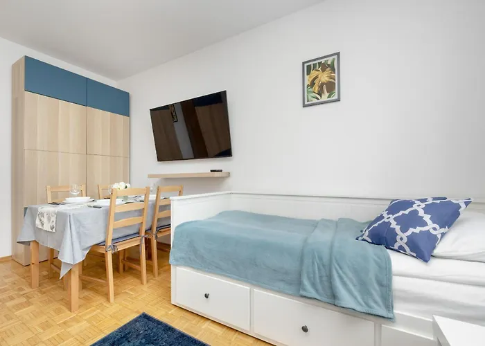 Spacious With Three Bedrooms In By Renters ורשה