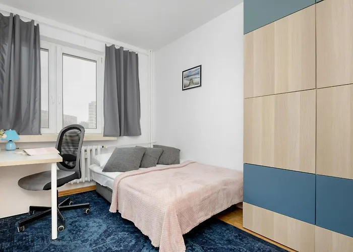 Spacious With Three Bedrooms In By Renters דירה ורשה