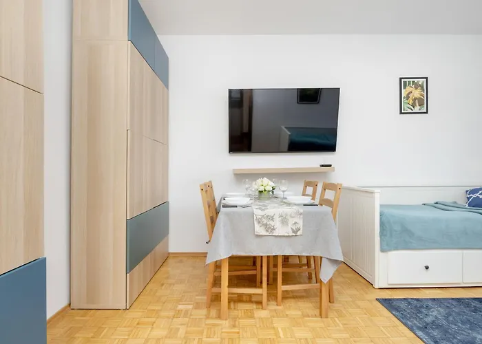 Spacious With Three Bedrooms In By Renters ורשה