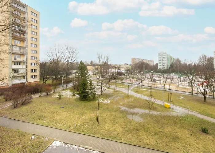 Spacious With Three Bedrooms In By Renters דירה