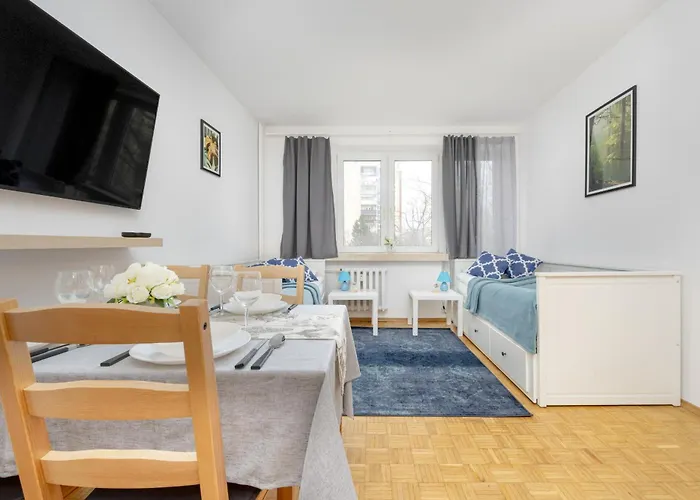 Spacious With Three Bedrooms In By Renters דירה