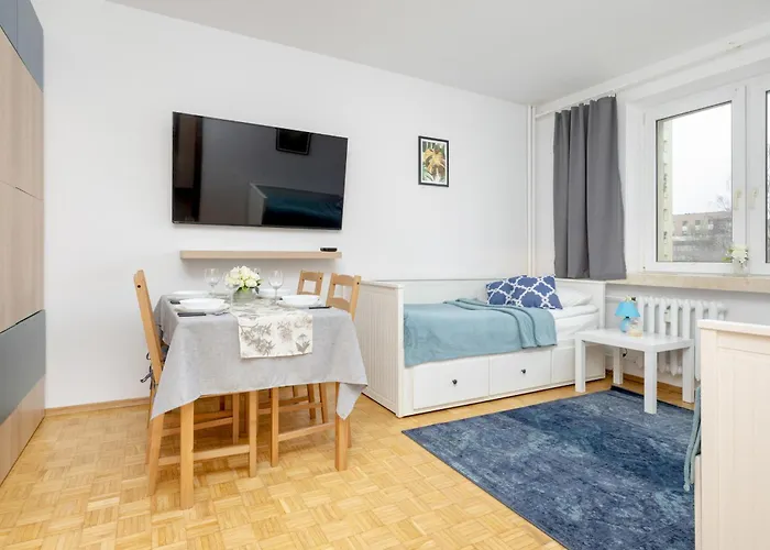 Spacious With Three Bedrooms In By Renters ורשה