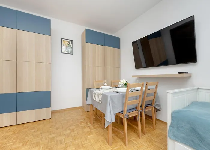 Spacious With Three Bedrooms In By Renters דירה *