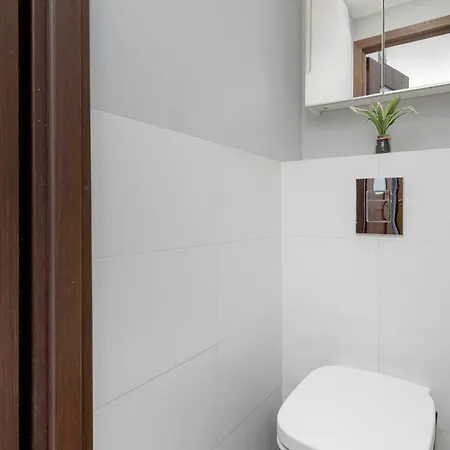 Apartamento Spacious With Three Bedrooms In By Renters