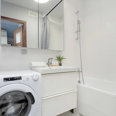 Spacious With Three Bedrooms In By Renters